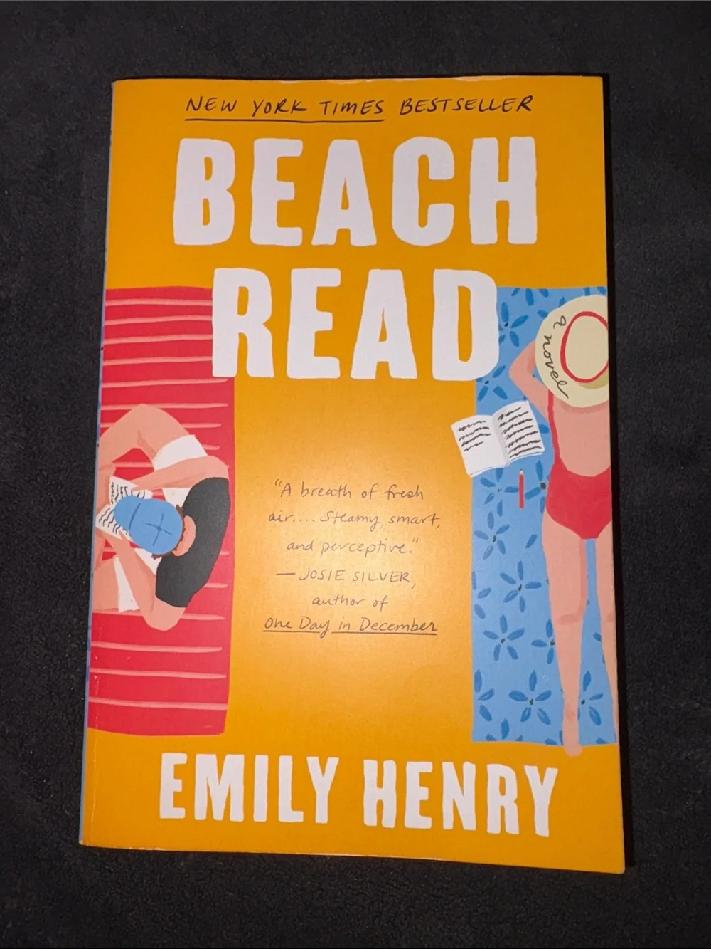 Beach Read by Emily Henry - Paperback
